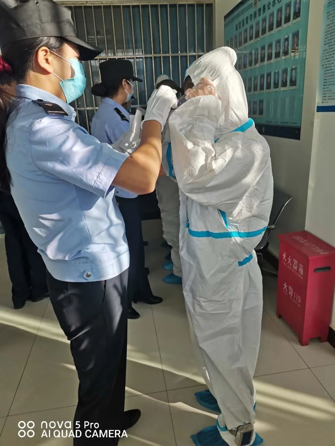 早上7:00,在某看守所提押被告人,法警再次检查被告人的电子脚镣和防护