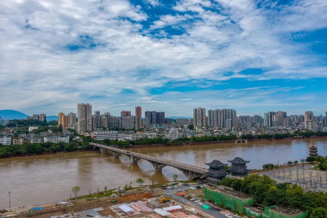 今日乐山中心城区7条主干道洗澡