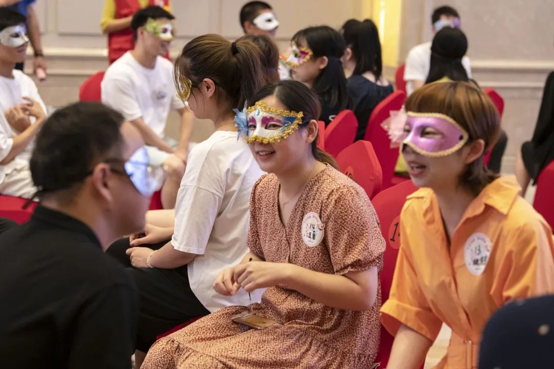 深入交流做了幾個暖場小遊戲後,在舞蹈老師的帶動下,年輕人們戴上面具