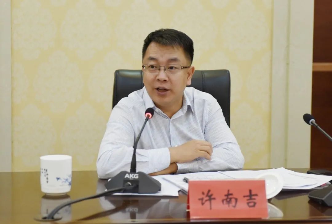 副市长龚法生出席会议.