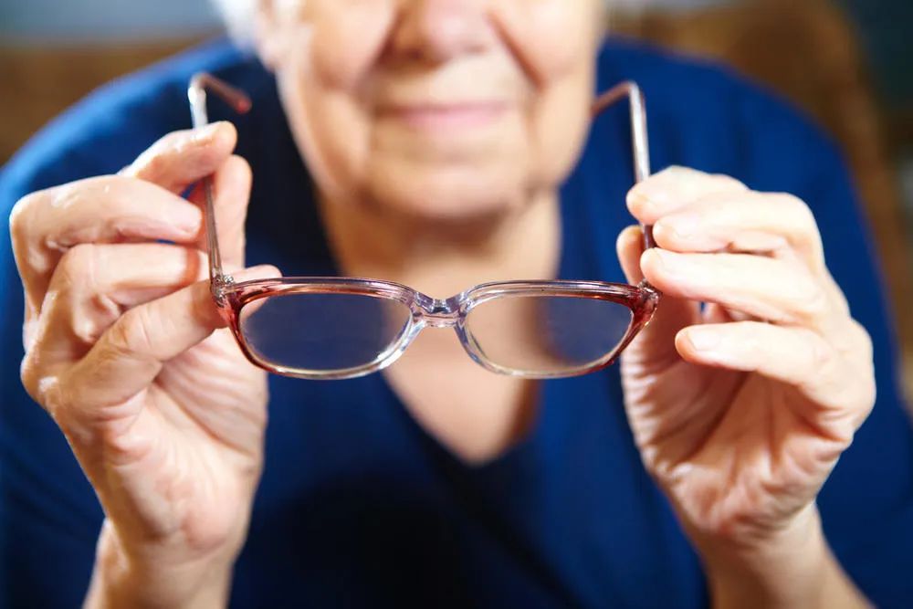 很多老年人会存在视物模糊,眼睛酸痛,视力下降等现象为何会出现视力不