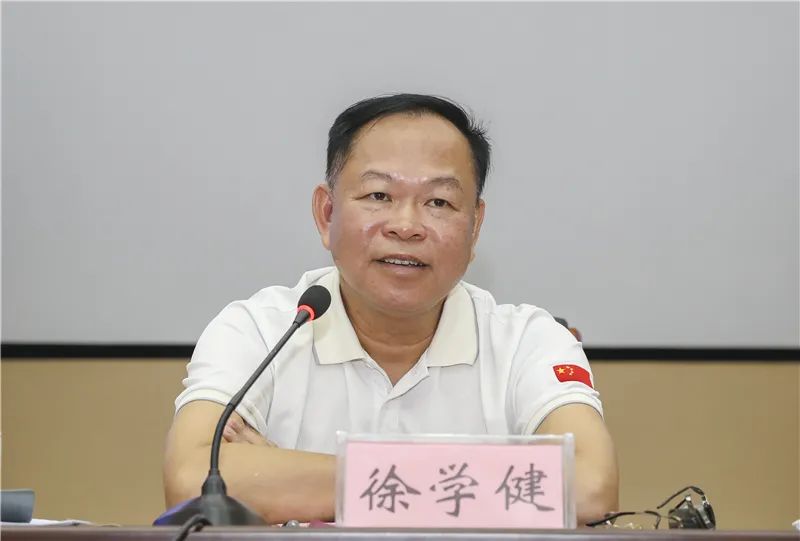 8月21日,三沙市人大常委会主任徐学健在永兴岛主持召开市人大常委会