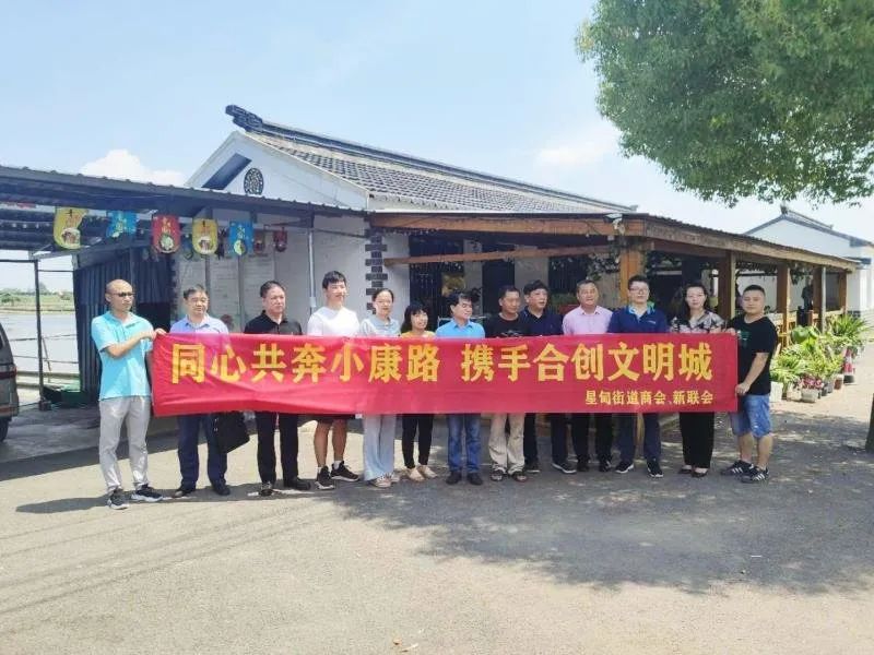 橋林街道,湯泉街道,永寧街道新聯會成員拿著宣傳手冊來回奔波於居民區