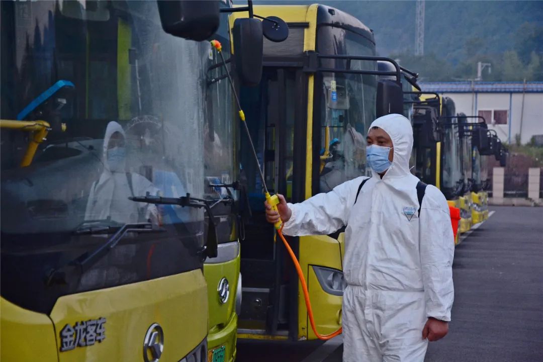 8月27日,梁平公交枢纽站,万运集团梁平分公司工作人员为公交车消毒.