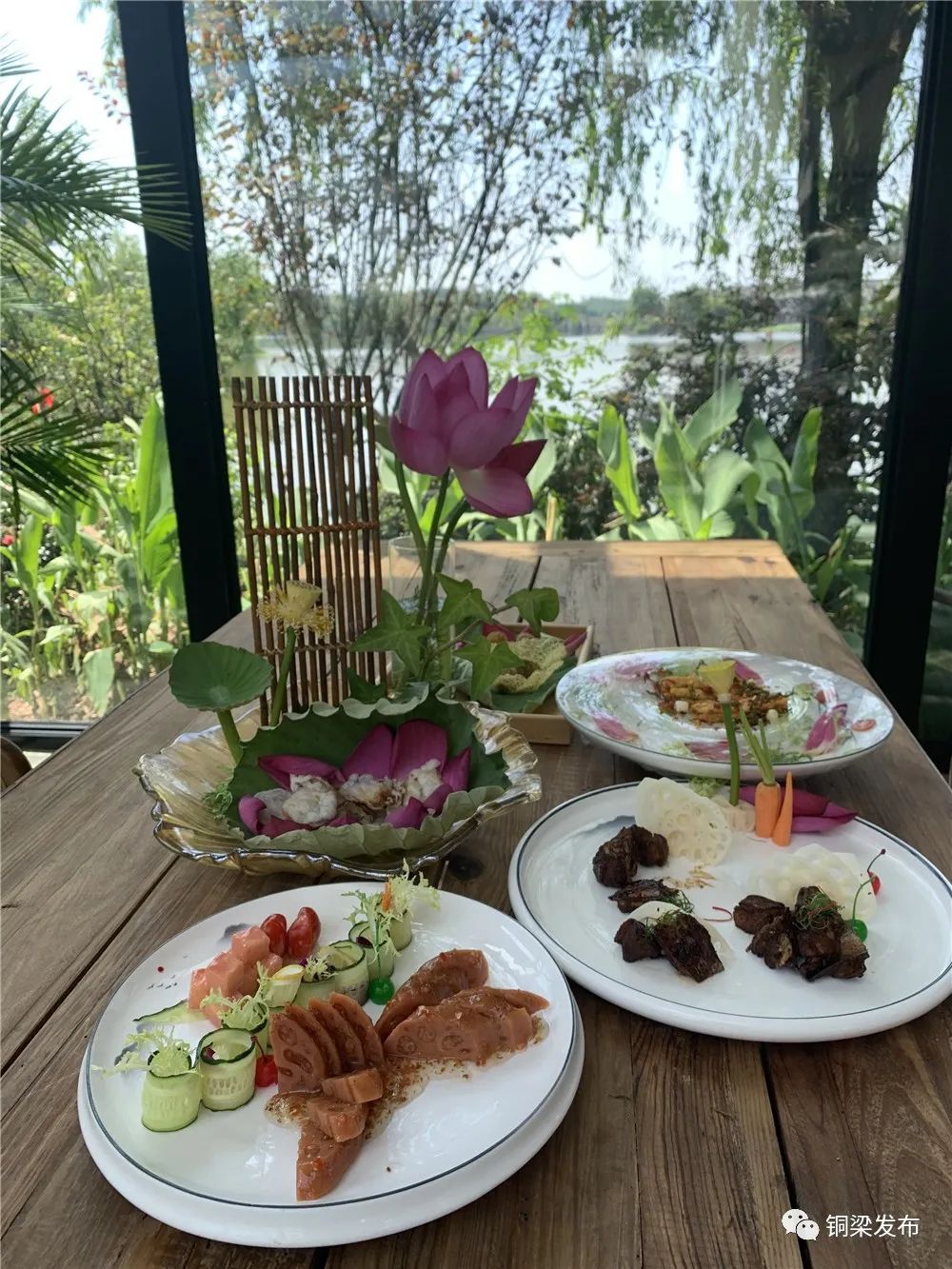 藕香蔬菜丸,龙井茶香藕夹,荷叶粥……10余种菜肴组成的"全荷宴",让