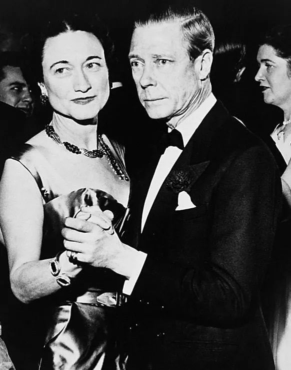 世终于发表了举世哗然的退位演说,后来被继任的弟弟改封为"温莎公爵"