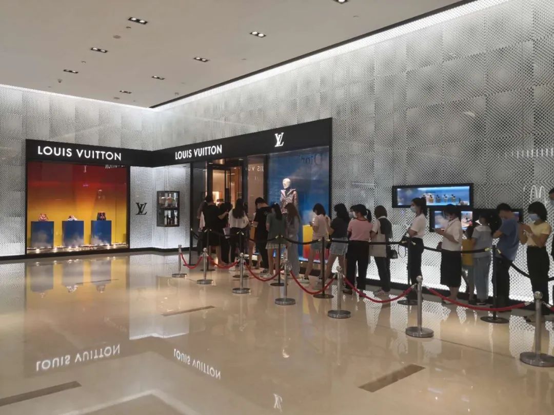 最新实探丨奢侈品火爆异常多地lv店大排长龙