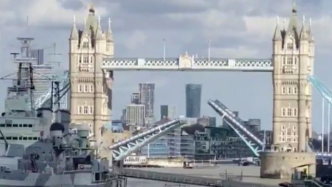 伦敦塔桥竟然卡住了