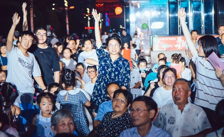晚会紧密结合"创建全国文明城市"的主题,邀请区教育局"春之翼"合唱团
