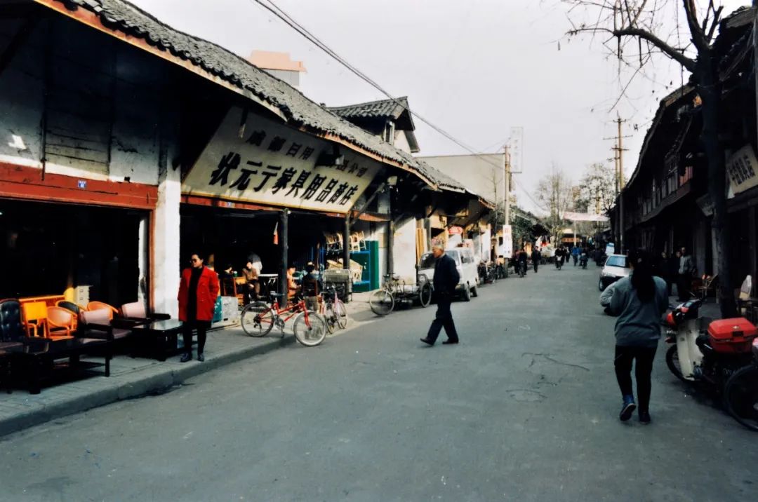 90年代状元街 严永聪/摄状元街位于人民南路的红照壁十字口以东,从