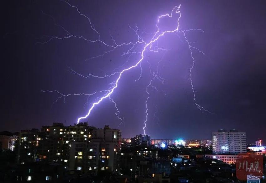 震撼闪电划拨西昌夜空