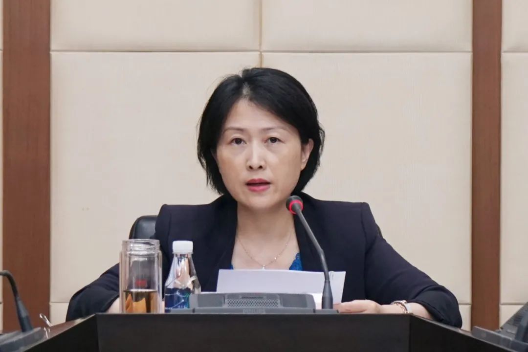 季晶以普通党员身份参加所在党支部主题党日活动