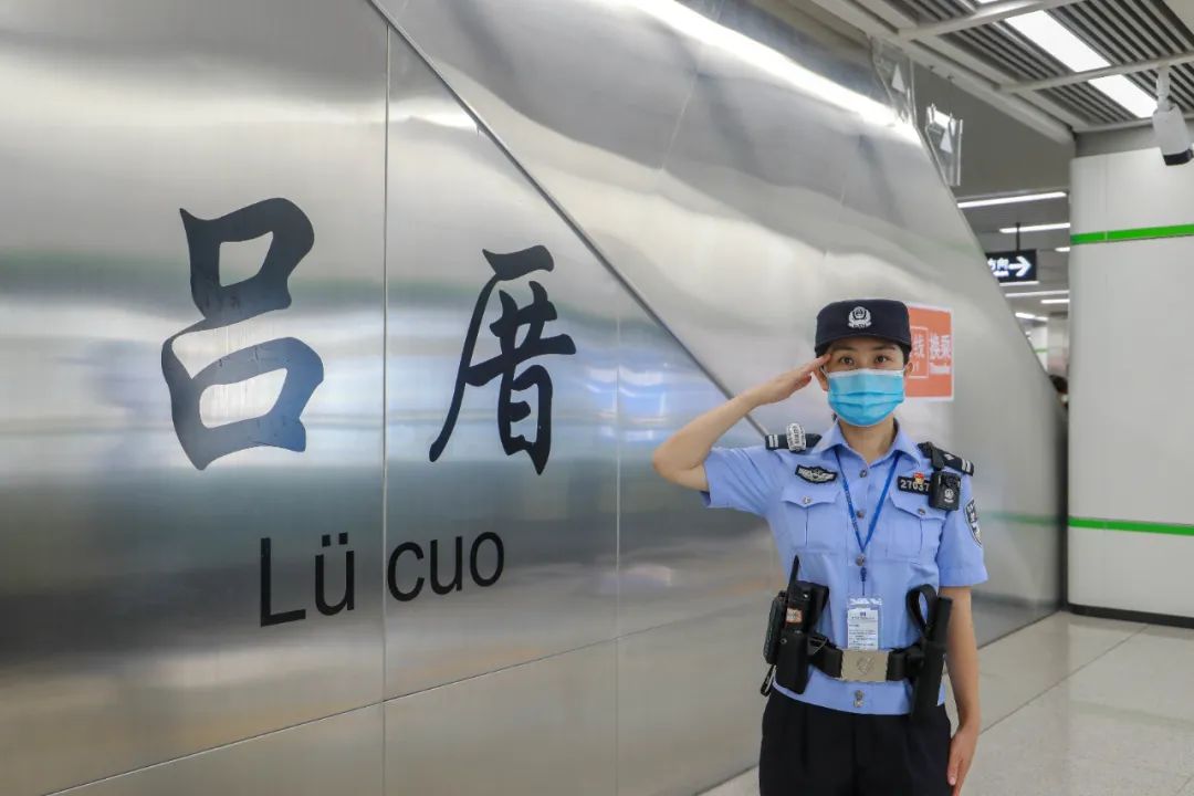 杨加静暖心警花真情守护平安地铁的铿锵玫瑰