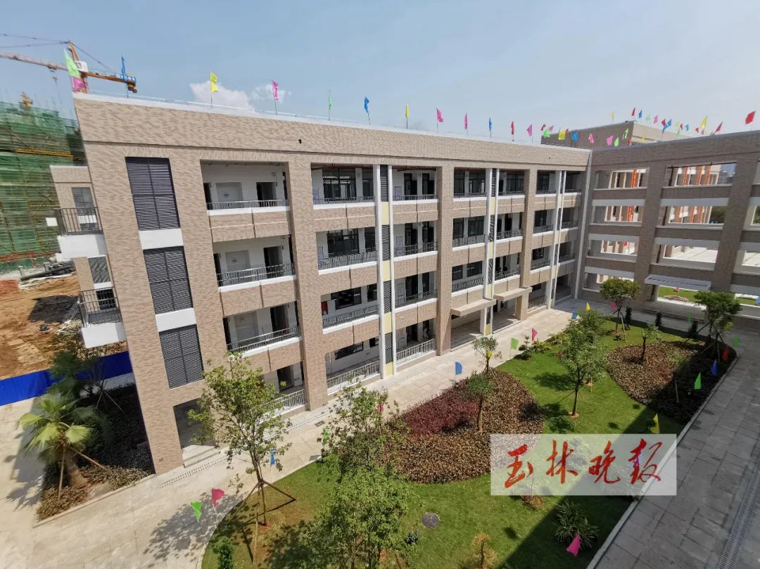 玉东四小教学楼据悉,该校于8月28日上午举行揭牌仪式,并在当天正式