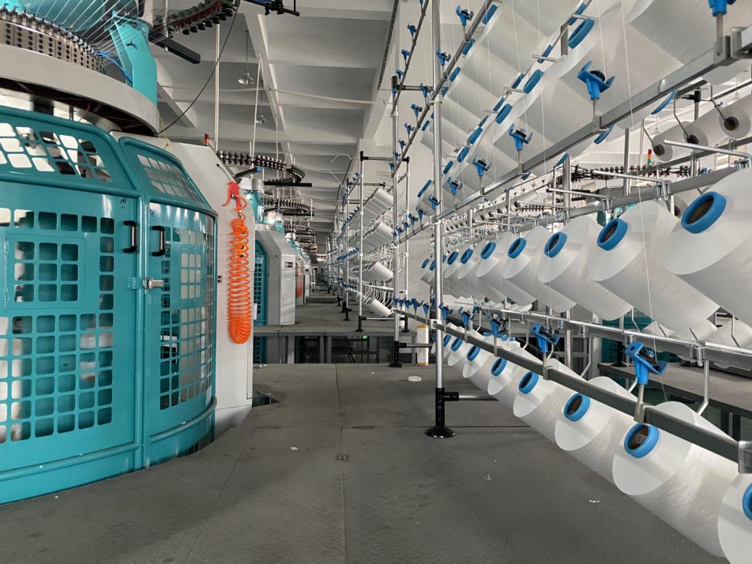 记者近日在企业纬编生产车间和加弹生产车间里见到,自动化设备快速