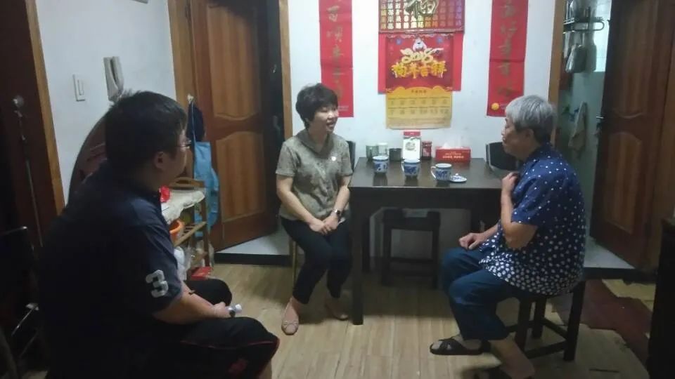 区妇联机关执委参与"周三访谈夜",了解民情,向家庭户宣传政策