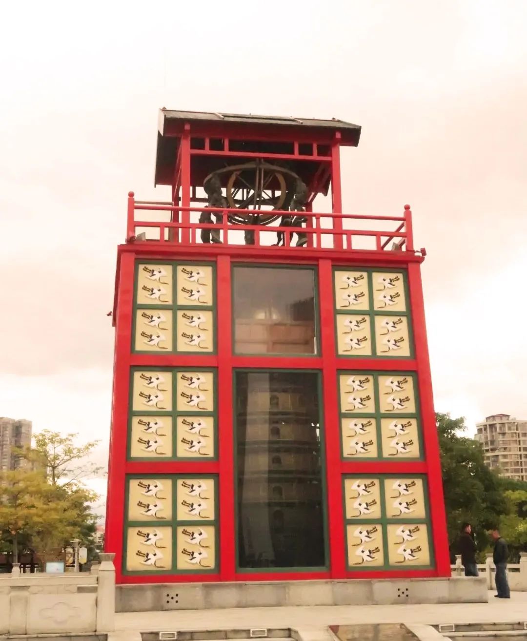 随后,我们一行到了苏颂公园,参观"水运仪象台".