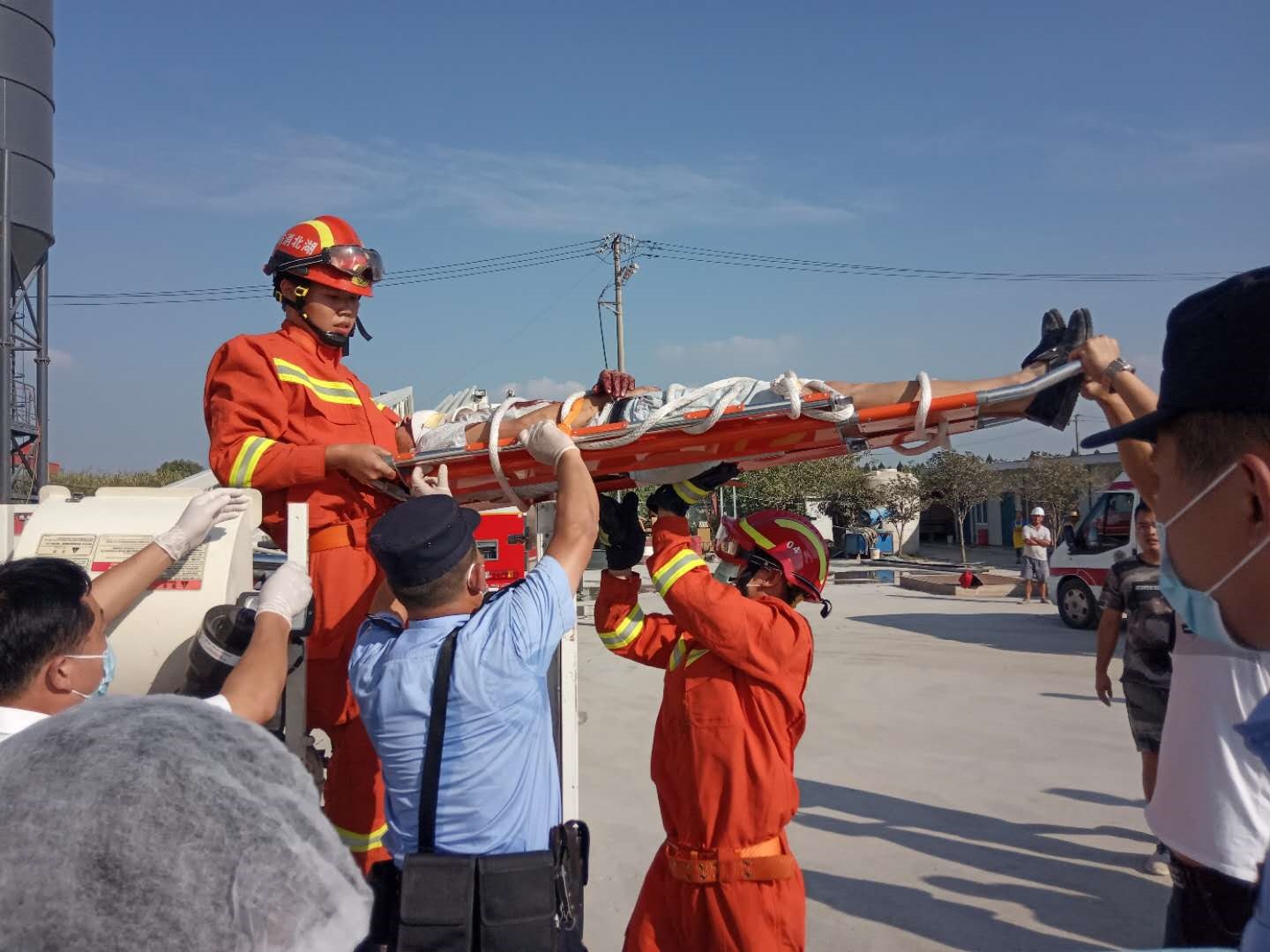 中年男子自杀未遂昏倒水泥罐顶消防员出动云梯车紧急救援