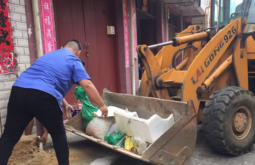 8月28日,蔣巷鎮針對鎮中心李家集貿市場,劉家集貿市場2個農貿市場清掃