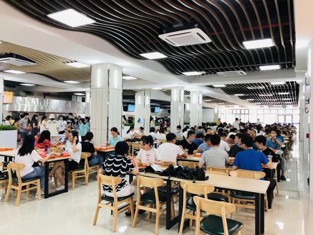 武汉城市学院校园食堂图片