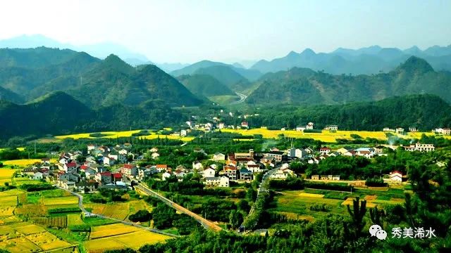 万当铺村位于洗马镇南端,与蕲春县株林镇接壤,是典型的丘陵风貌村