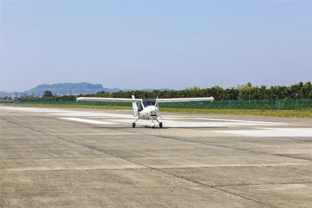 梁平机场内,重庆九洲神鹰通用航空有限公司的一驾轻型固定翼飞机准备