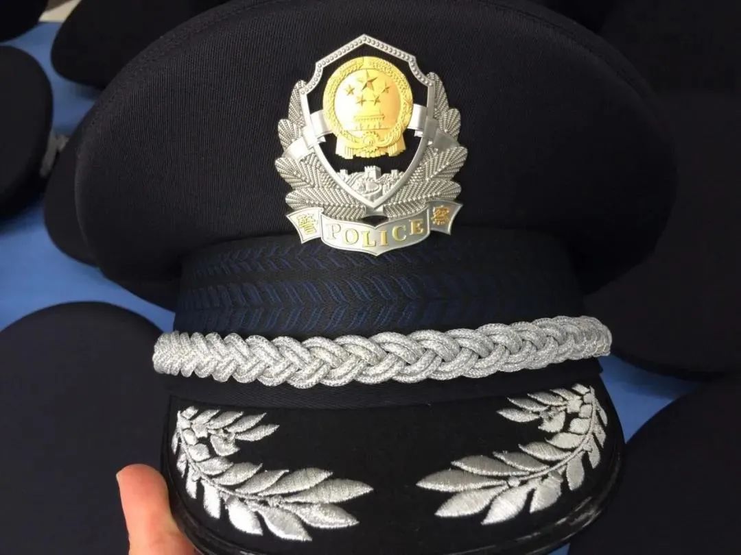 右臂有警察臂章,左臂有国旗标志.