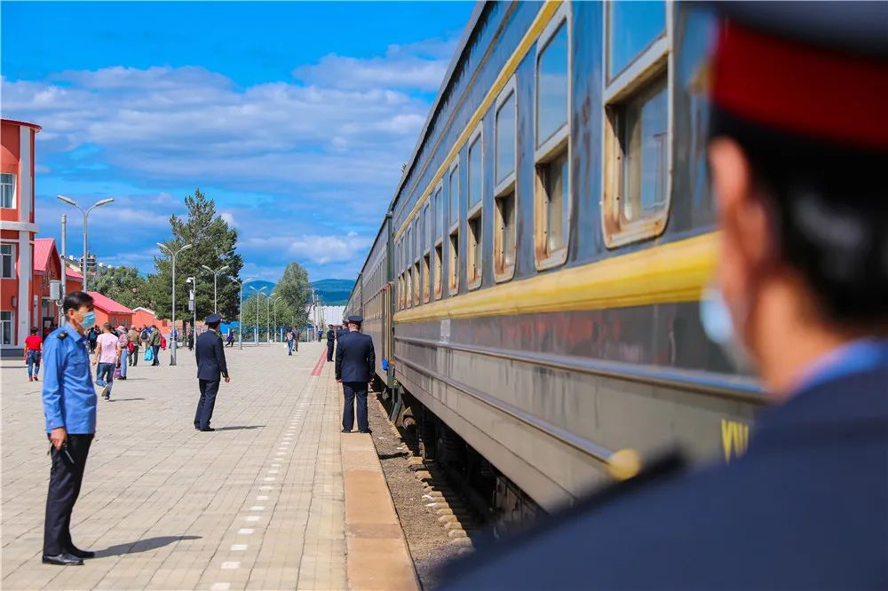 阿乌尼是个没有站台,无人售票的乘降点,在这里上车的只有潘建东一户