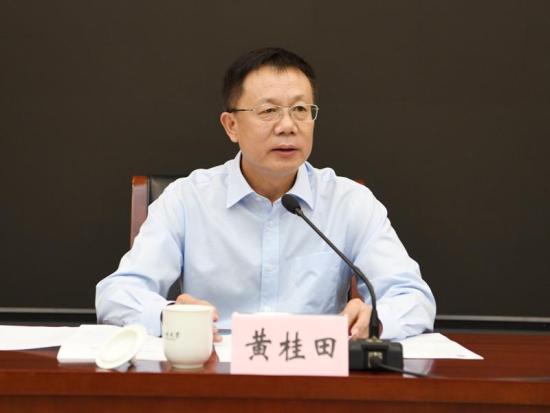 会上,李富明宣读了学校任命文件,张洪峰代表北大党委发言.