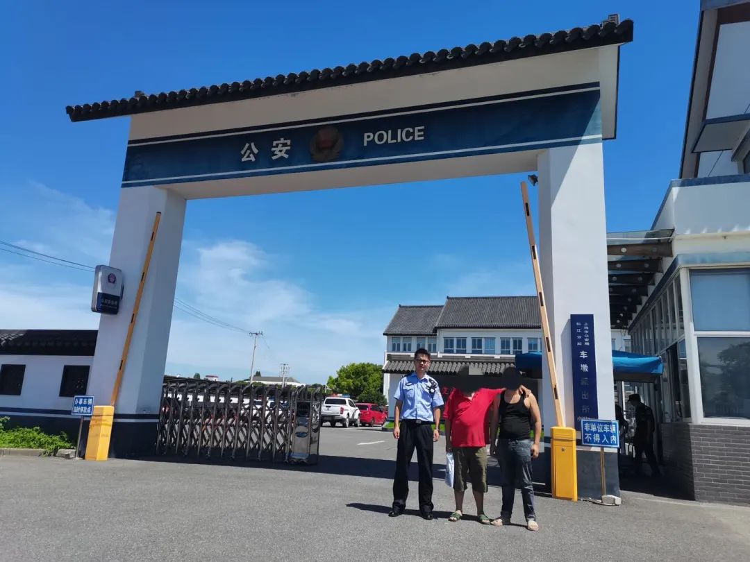 近日,车墩派出所民警巡逻至车墩广场时,发现一年轻人躺在广场座椅上