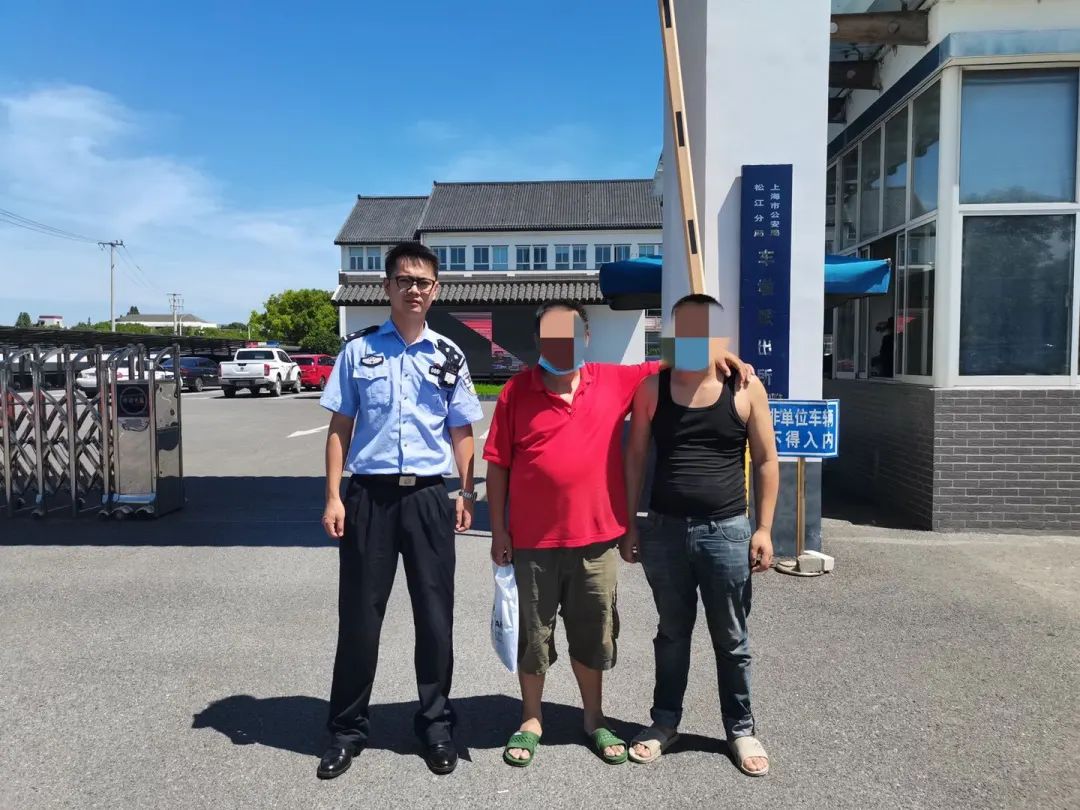 近日,车墩派出所民警巡逻至车墩广场时,发现一年轻人躺在广场座椅上