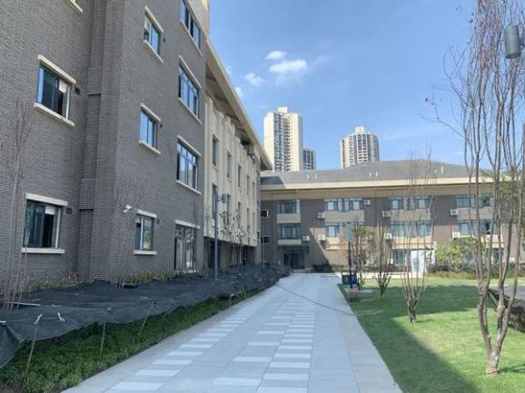 走进华梁学校校园,记者看到,崭新的教学区,特色展示区,在阳光的映射下