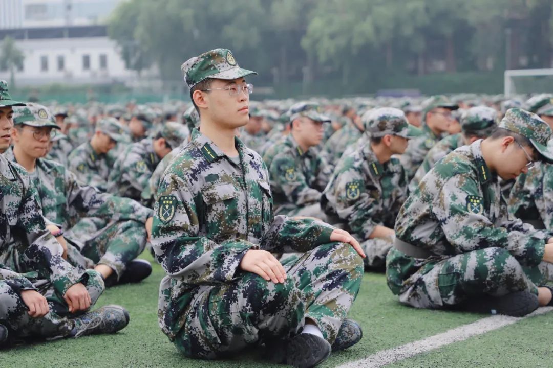 相信未來三週的軍訓生活帶給你的不止有累和汗水一定還有歡樂和笑聲讓