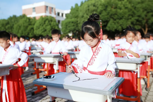 开笔启智, 慧悦人生:桐屿街道中心小学一年级新生开笔典礼