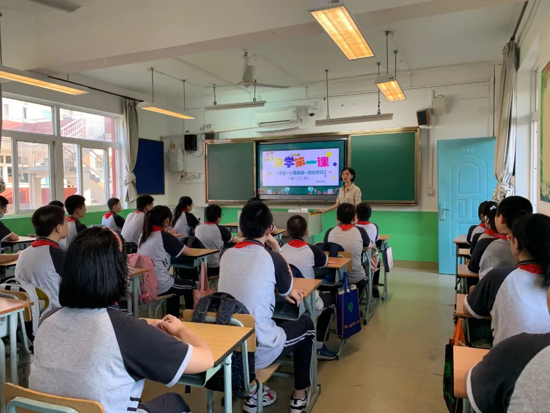 当天,以安全,心理健康和防疫知识为主题的开学第一课也在学校内开展