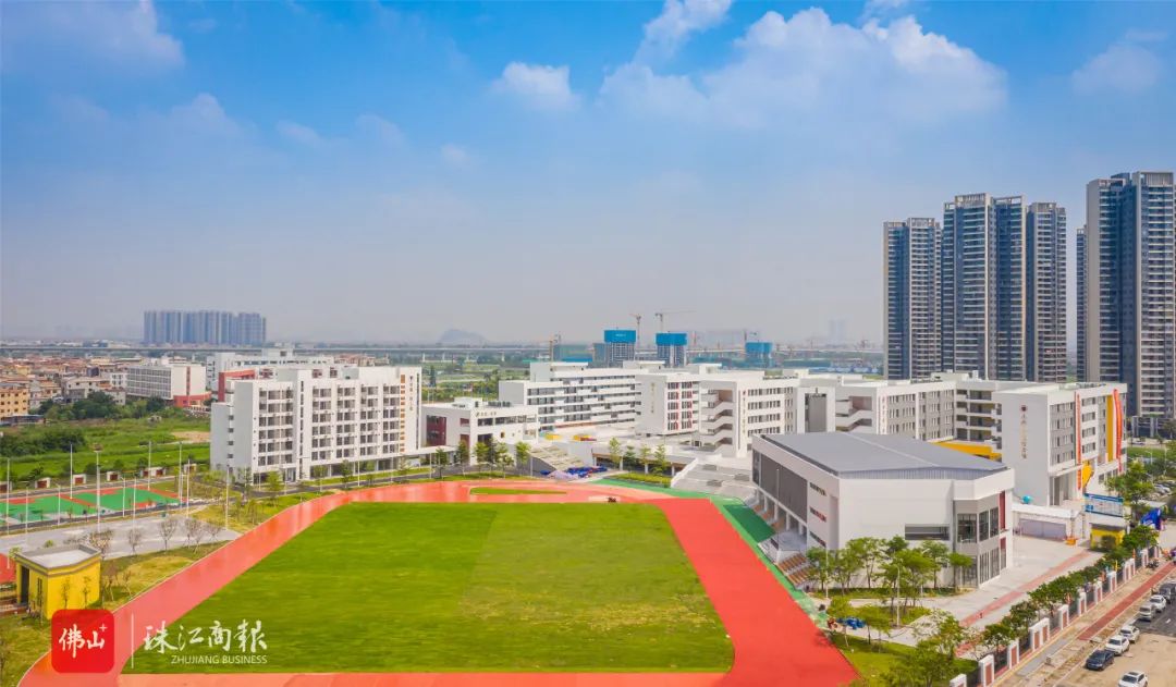 今日,学校举行了开学典礼.