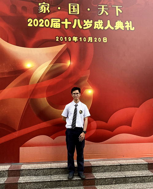 李子谦喜欢停下脚步观察周边花草树木,拿起相机搞摄影,参加辩论赛