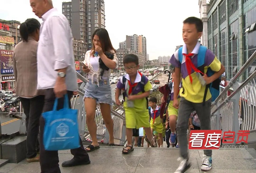 解了之前学校门口的交通压力，为学生的上学放学路增加了一道安全保障。早上七点半，学生报到入校进入高峰期