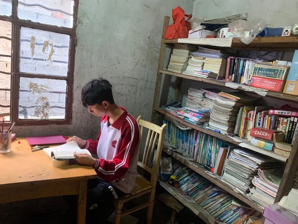 冕宁一寒门学子被清华录取学习用书堆满房间让人敬佩