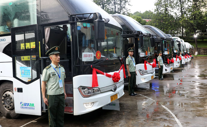 四川凉山武警退伍老兵泪水打湿眼眶告别第二故乡