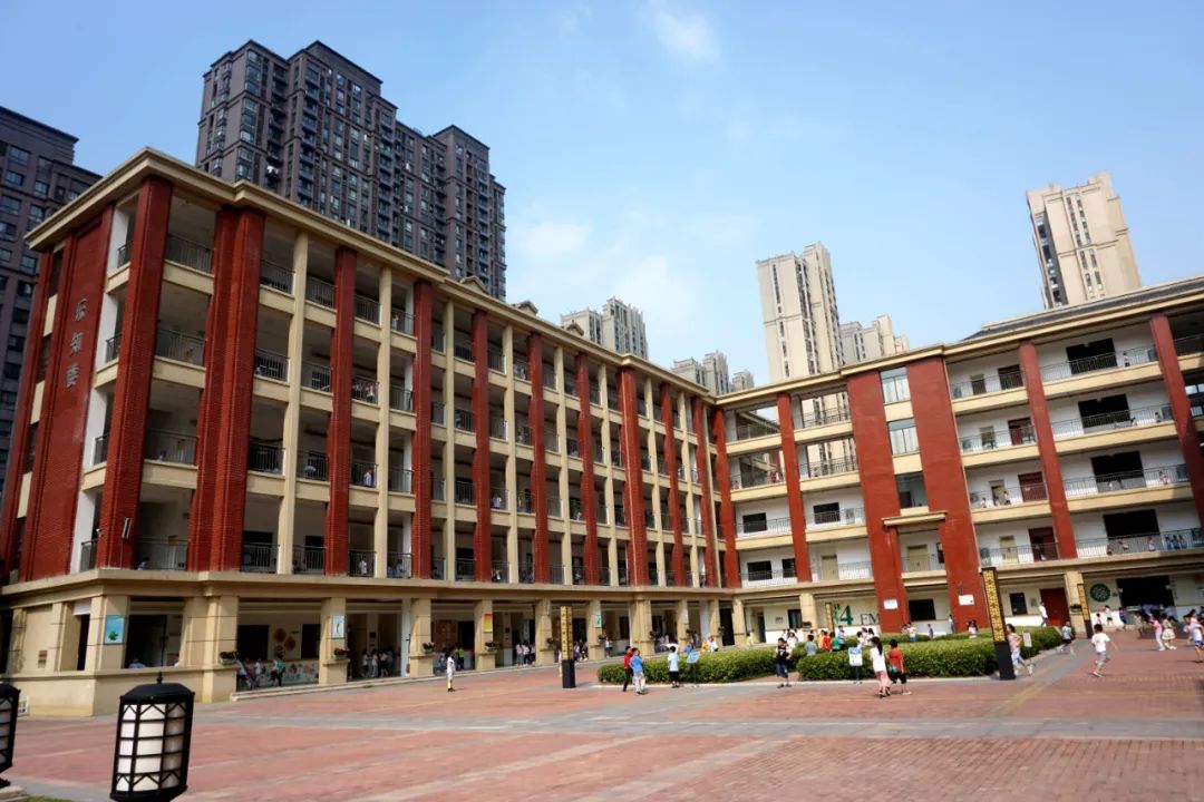 室建设怎样……区四大班子领导先后赴乐农新村小学教育集团(蜀麓校区)