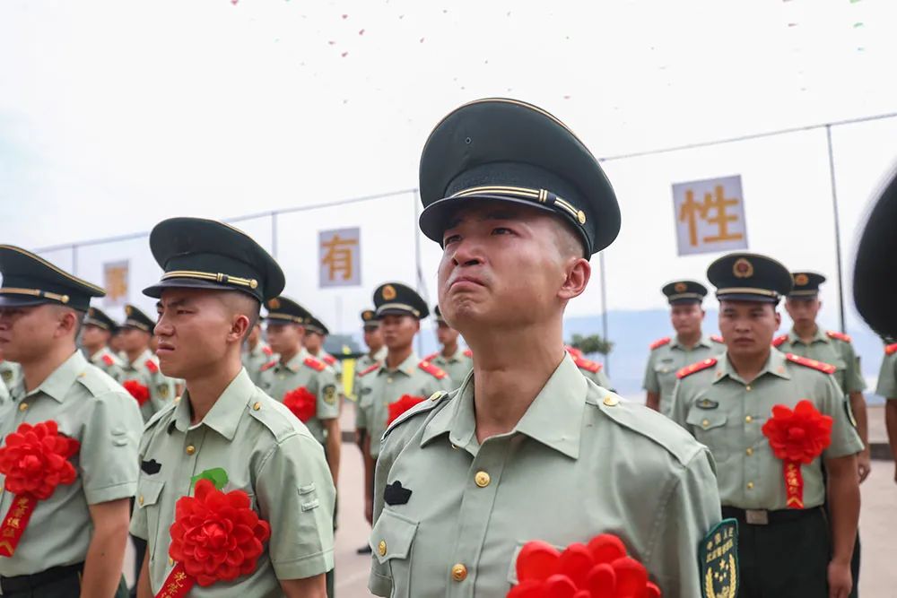 退伍季初心不忘老兵泪别军营光荣返乡