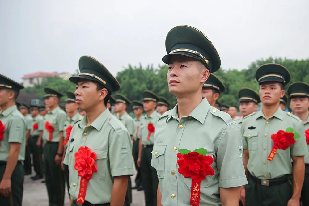 退伍季初心不忘老兵泪别军营光荣返乡