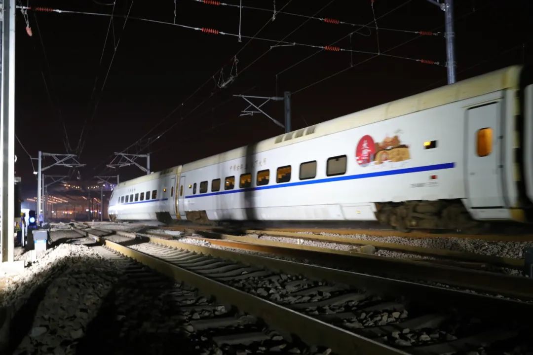 施工从29日19时25分开始,太原南站,鸣李站等7个站场同时开工,拆除道岔