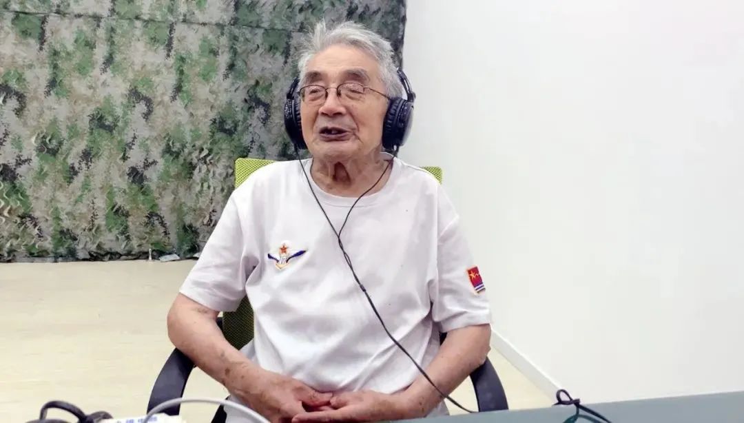 89岁的抗美援朝老兵何文俊是当天讲述者中最年长的一位.