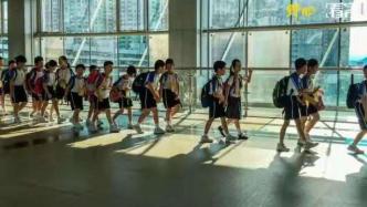 在深圳，有20万孩子凌晨5点去香港上学