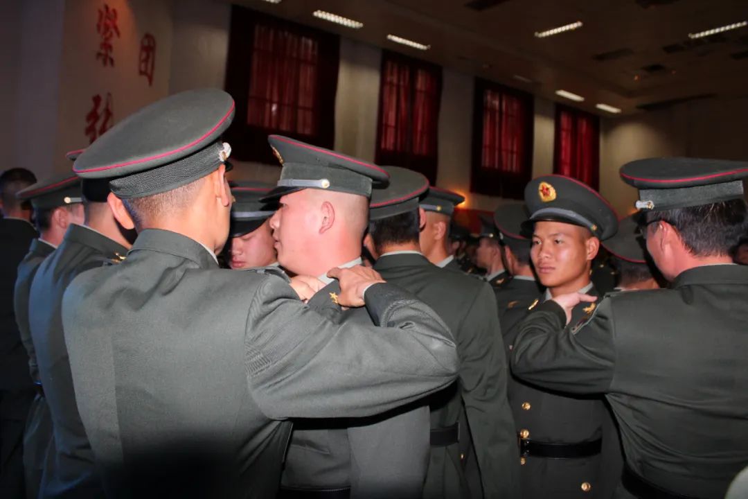 催泪现场卸衔军人最不忍看的一刻