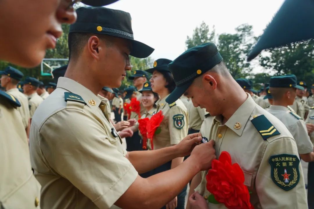 催泪现场卸衔军人最不忍看的一刻