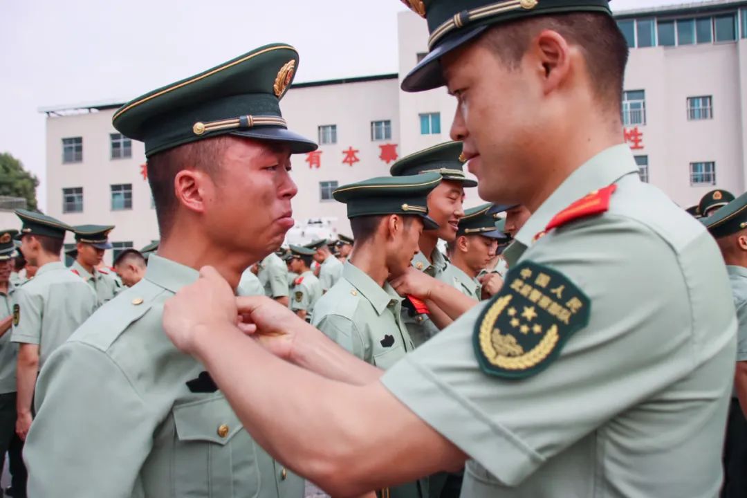 催泪现场卸衔军人最不忍看的一刻