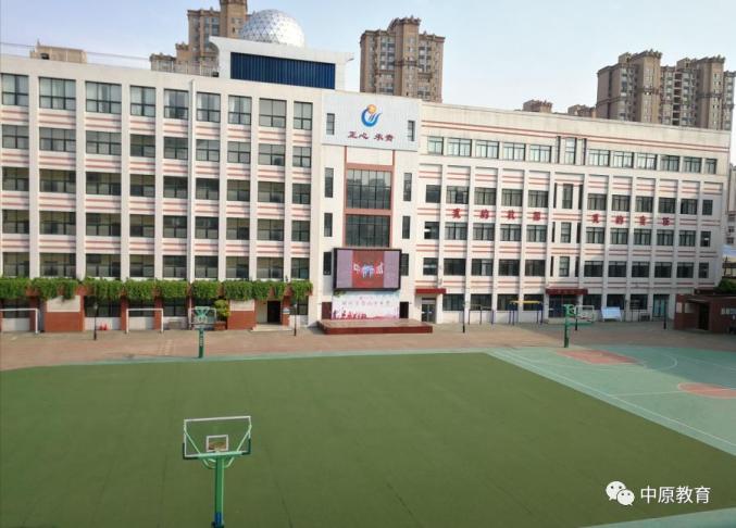 郑州市第六十中学一所可以在阳光下踢出一片快乐的学府